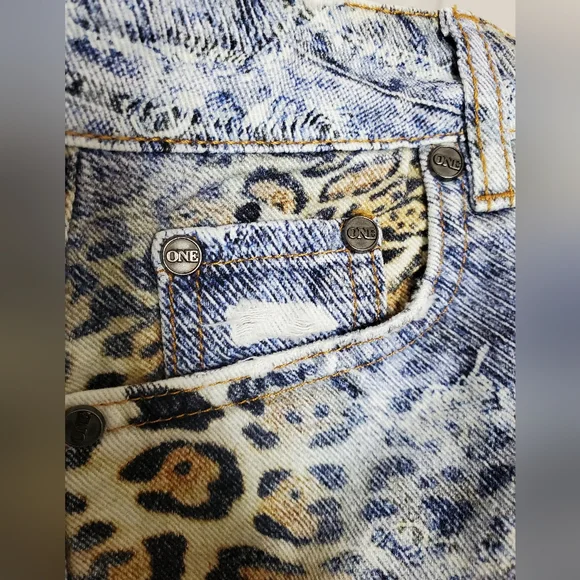 One Teaspoon Trucker Shorts/Leoparty